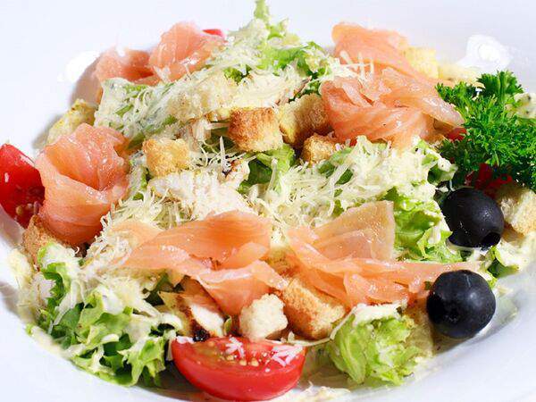 Старые традиции - Салат Цезарь с семгой слабо-соленой