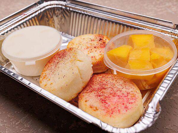 Завтрак - Сырники с манго и сливочным муссом