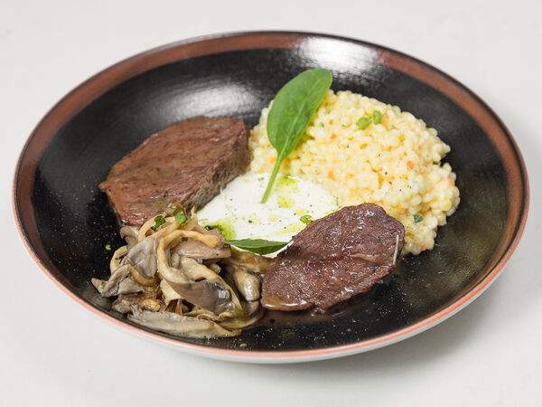 Negroni bar & enoteca - Телячьи щёчки с израильским кус-кусом и соусом из молодого сыра