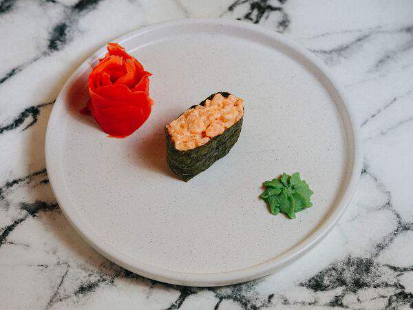 Роллы на районе - Суши с рубленым лососем в соусе спайси