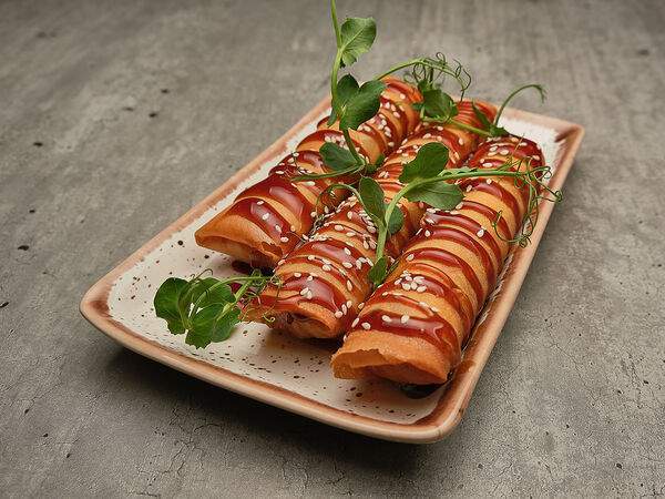 Останемся здесь - Спринг роллы с лососем и овощами