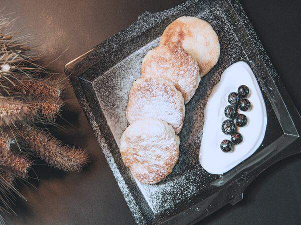 Пироговский - Порция сырников со сметаной