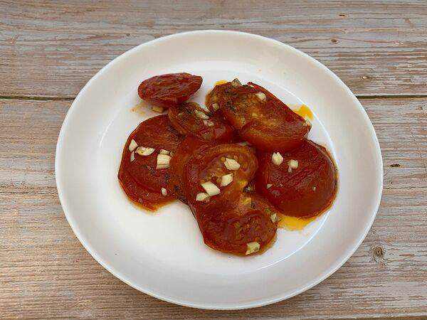 Сарафан - Припущенные помидоры с чесноком