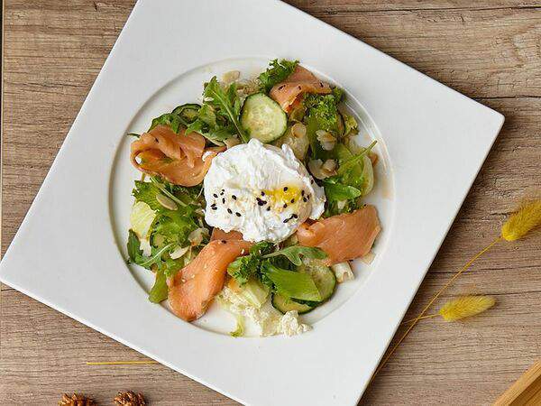 Чашка - Салат с семгой и яйцом пашот