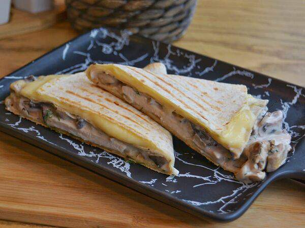 Pankoff Bakery - Конверт с сыром, курицей и грибами