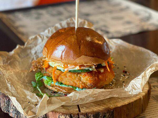 Гастрономический паб "Понеслось" - Бургер Горячая штучка