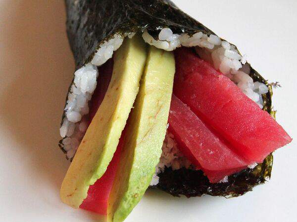 Море в коробке - Хэнд ролл с тунцом и авокадо