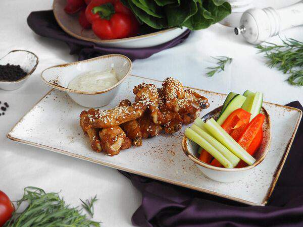 Вилла Подлипки - Куриные крылышки в Терияки-соусе с овощными палочками