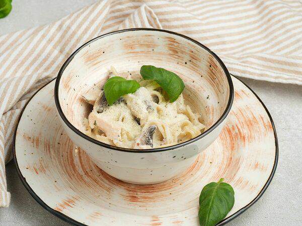 Амуретто - Паста с курицей и грибами в сливочном соусе