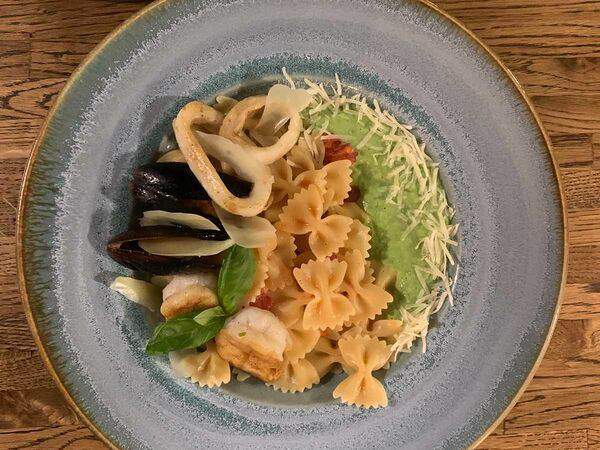 Amelie - Фарфалле с морепродуктами и муссом из горошка