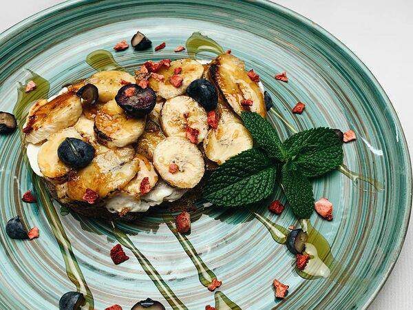 Vin Vin Concept Bar - Брускетта с бананом и ягодами