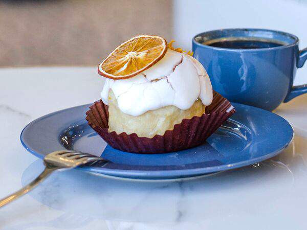 Кафе-пекарня Susser - Ромовая баба с сиропом Лимончелло