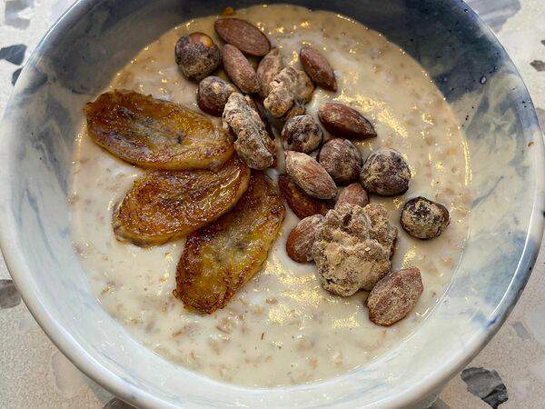 Black Fox - Овсяная каша с жареными бананами и орехами в карамели