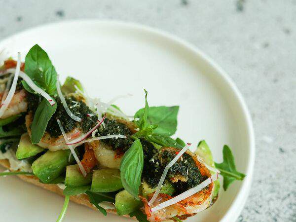 Plum - Брускетта с тигровыми креветками и соусом песто