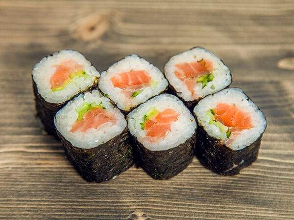 Неместные. Доставка еды и напитков - Ролл с лососем и огурцом