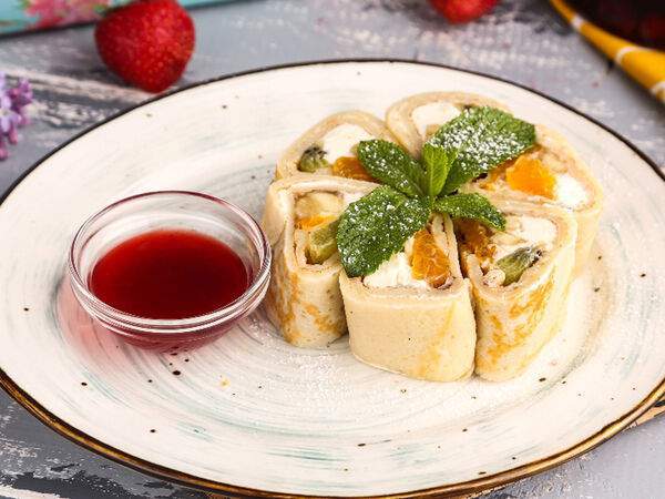 Большие Тарелки - Фруктовый ролл с клубничным соусом