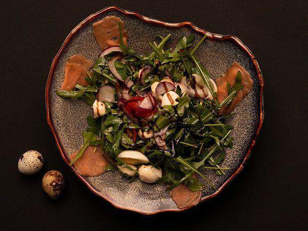 Steklo Grill & Bar - Салат с рукколой и малосольным лососем