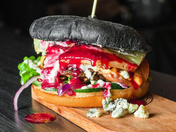 Культ - Бургер Черный брусничный кардинал