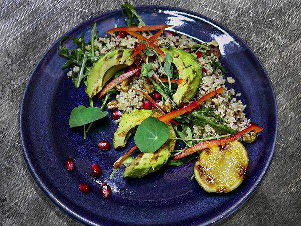 Gustavo - Салат с киноа и авокадо гриль