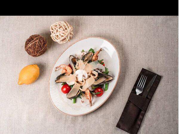 Adriano Leonardo - Салат зелёный микс с морепродуктами