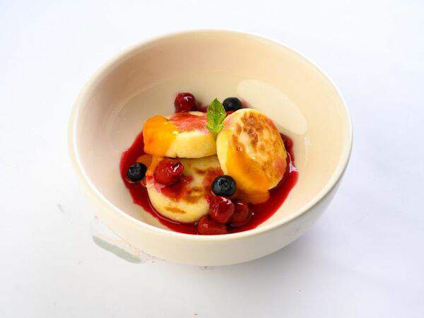 Vitae Healthy Food - Сырники со сметаной и ягодным топпингом