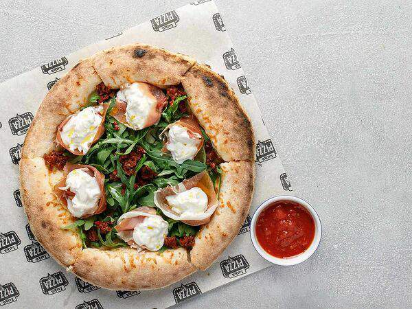 Luka Pizza - Пицца Неаполитанская с пармой, рукколой и страчателлой