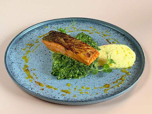 Food-n-Wood - Стейк лосося на подушке сливочного шпината