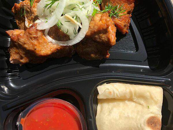 Терем - Шашлык из cвинoй шеи с соусом и лавашом