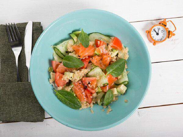 Кафе Будильник - Салат с авокадо и лососем