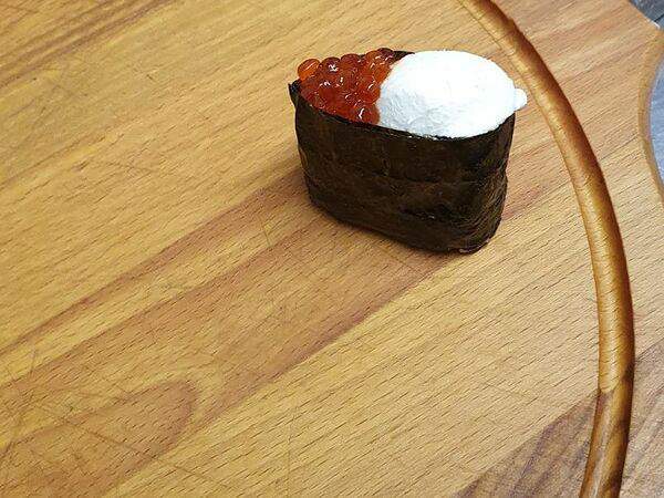 Карлсон - Суши-гункан Икура-чиз