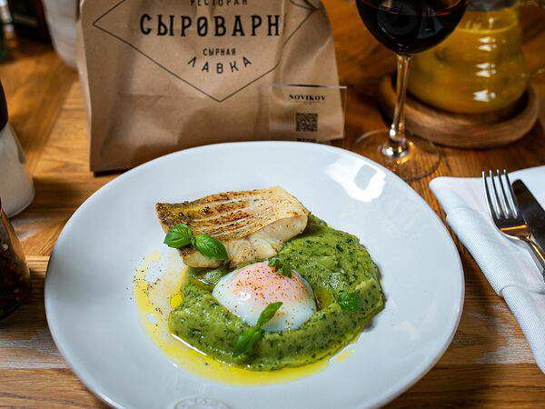 Сыроварня - Судак запеченный с пюре и яйцом пашот