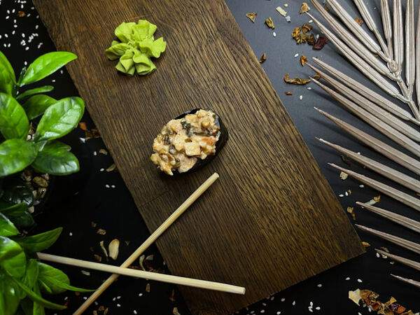 НЕФТЬ еда - Гункан с угрем запеченный с соусом спайси