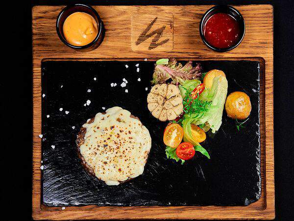 Эндорфин - Бифштекс из мраморной говядины с микс-салатом и молодым картофелем