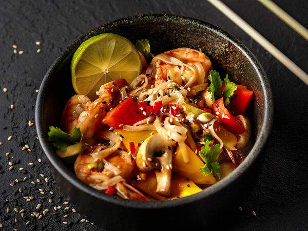 Паста-Паста - Креветки с рисовой лапшой и овощами