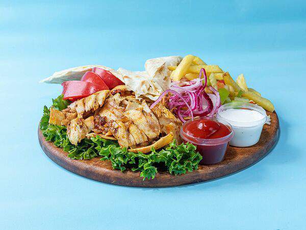 Habibi eda - Шаурма с курицей на тарелке