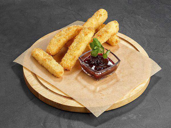 Мишлен - Сырные палочки с ягодным соусом