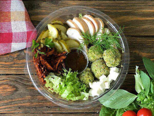 Бар здоровых привычек - Боул с индейкой, фалафелем, сыром и соусом кимчи