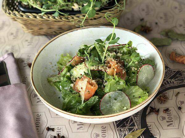 Моне - Салат с семгой и киноа