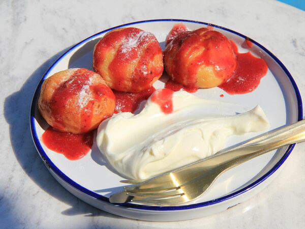 Кристалл - Сырники с клубничным соусом и взбитыми сливками