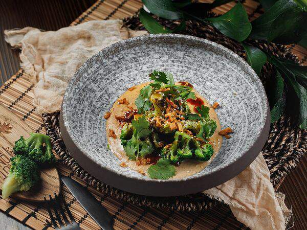 Поке от Not Only Poke by Bigvava - Обоженные брокколи с хрустящим луком и ореховым соусом