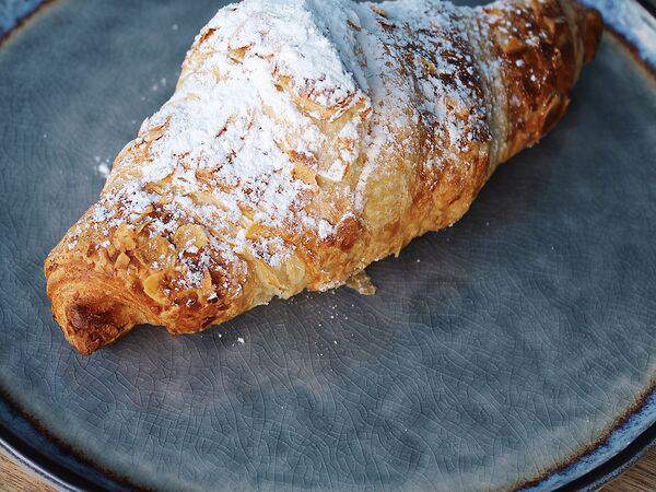 Молоко кофе сахар - Миндальный круассан