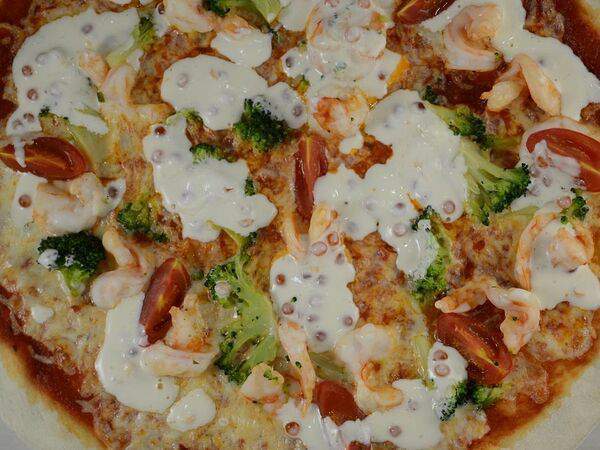 Kontrast gusto - Пицца c креветками и икорным соусом на толстом тесте