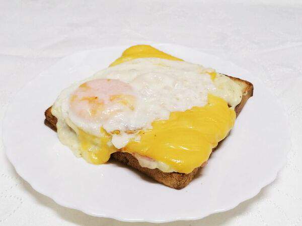 Три правила - Крок-месье с соусом бешамель