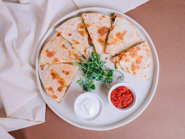 Underground - Кесадилья с куриной грудкой, сыром, грибами и помидорами