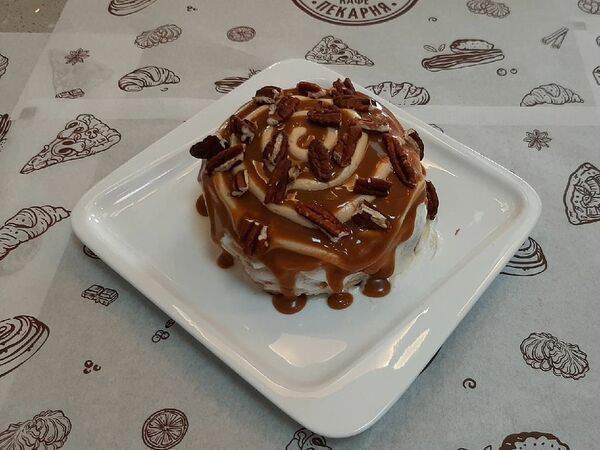 Корица - Булочка с корицей, карамелью и пеканом