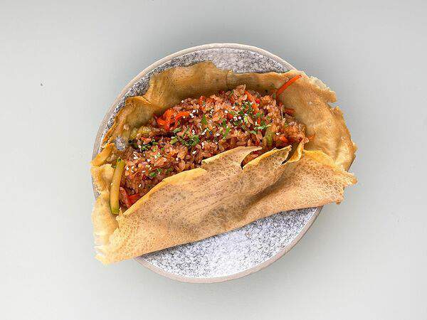 О мой вок! - Жареный рис в японском блинчике с овощами