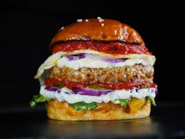 Крафт-кафе Вжарим - Бургер Chicken с яйцом пашот