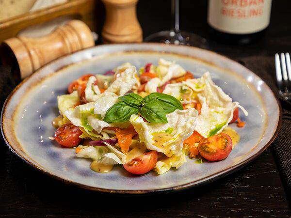 Friends Gastrobar - Салатный микс с томатами и соусом Сладкая горчица с топингом Форель подкопченая