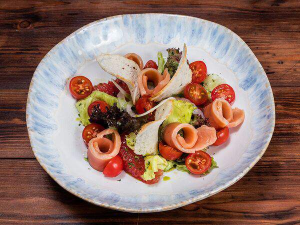 Трактир Колесо - Салат Красная рыба с грейпфрутом с кремом из авокадо