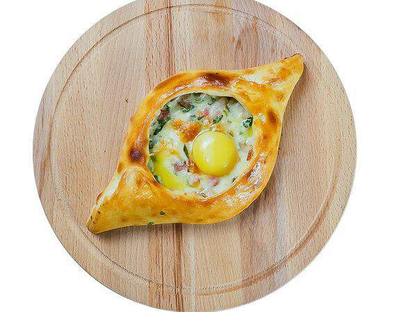 Гиви - Хачапури по-аджарски с ветчиной и беконом